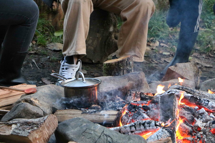 « J’aime bien qu’on soit assis autour du feu »